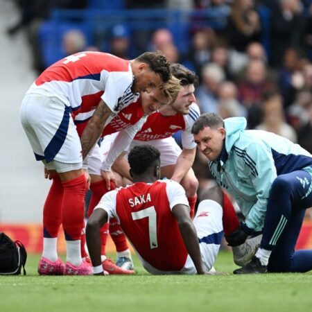 Arsenal Overpowers Ipswich 4-0: Saka Limps Off After Red Card Challenge