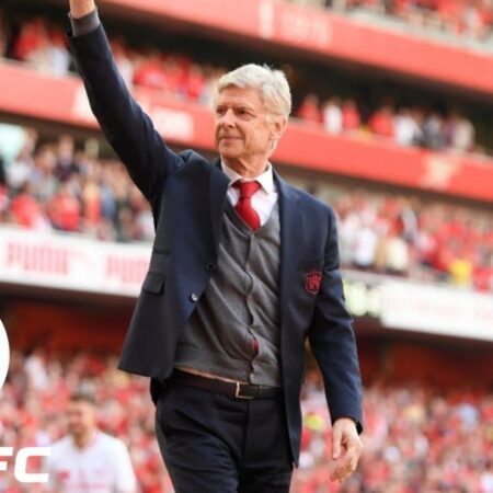 Arsène Wenger’s Awkward Elevator Moment During Emirates Return