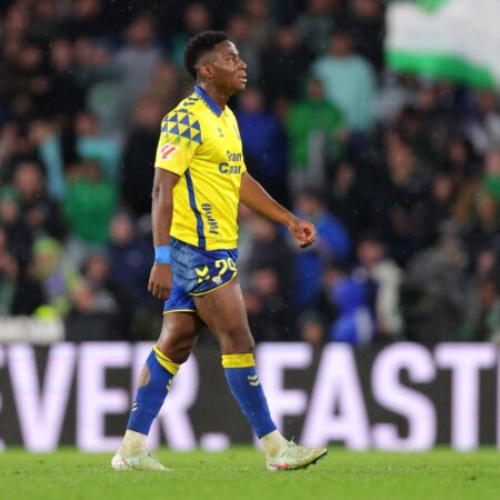 Chelsea Sign Record-Breaking Midfielder Dario Essugo