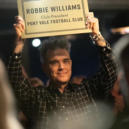 Robbie Williams Trolls Arsenal Fans at Emirates with Spurs Joke